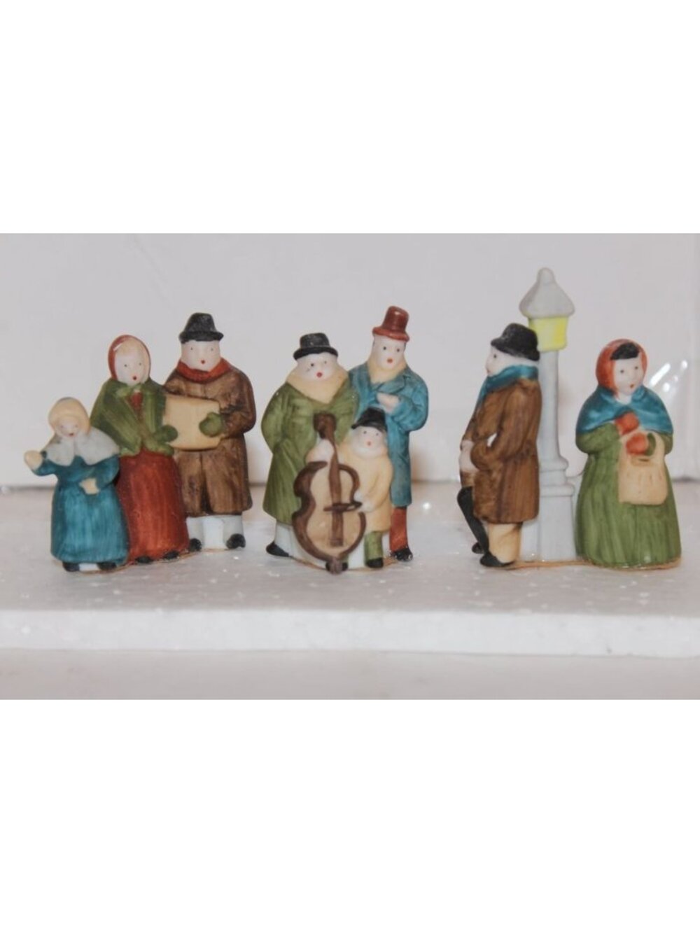 Dept 56 Dickens Village - Dickens Carolers 1st Ed White Lamppost